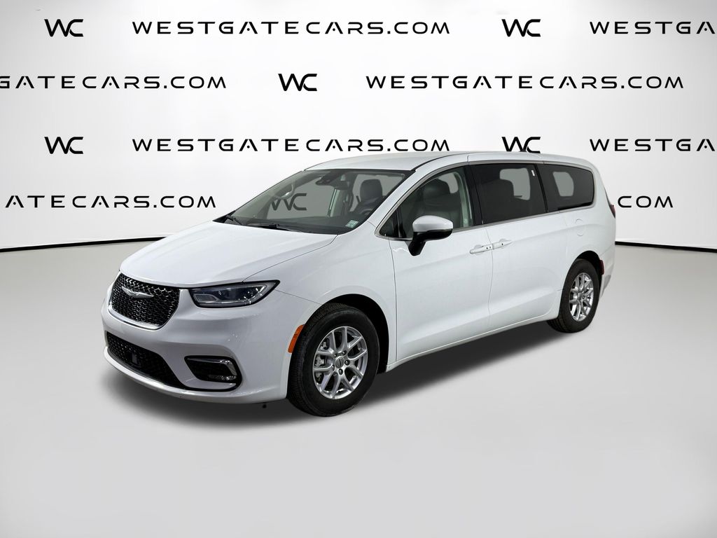Used 2023 Chrysler Pacifica - photo 1