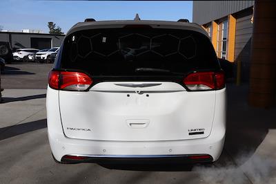 Used 2017 Chrysler Pacifica Limited FWD Minivan for sale #30104P - photo 2