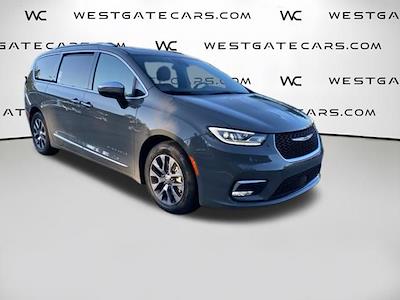 Used 2023 Chrysler Pacifica - photo 1