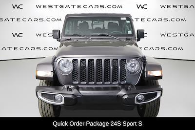 Used 2023 Jeep Gladiator - photo 2