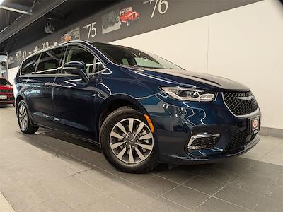Used 2022 Chrysler Pacifica Touring L FWD Minivan for sale #WU801 - photo 1