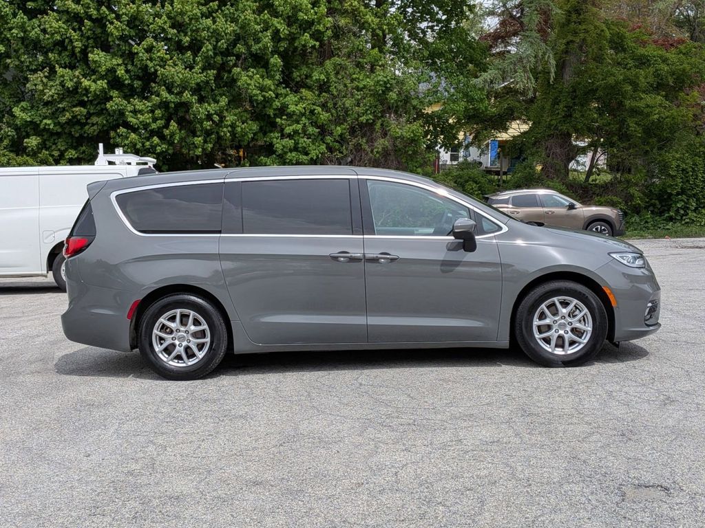 Used 2023 Chrysler Pacifica - photo 2