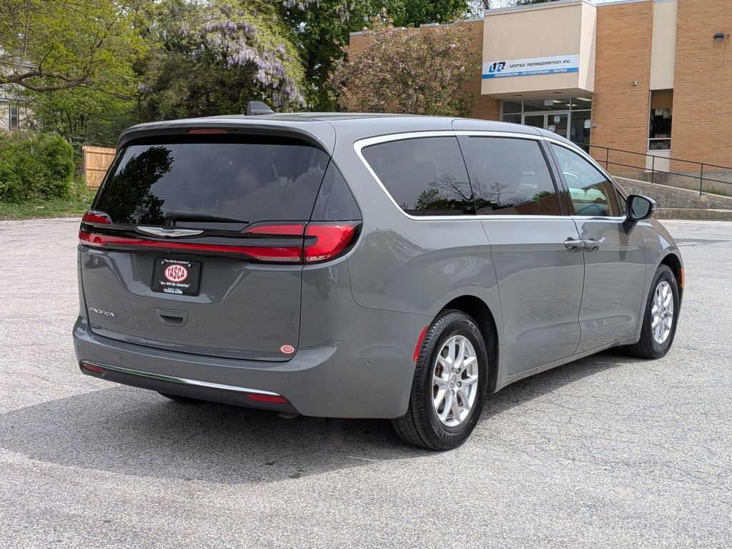 Used 2023 Chrysler Pacifica - photo 5