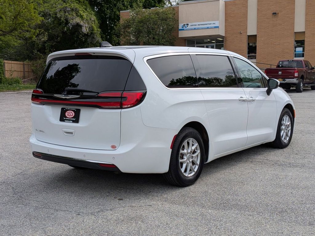 Used 2023 Chrysler Pacifica - photo 5