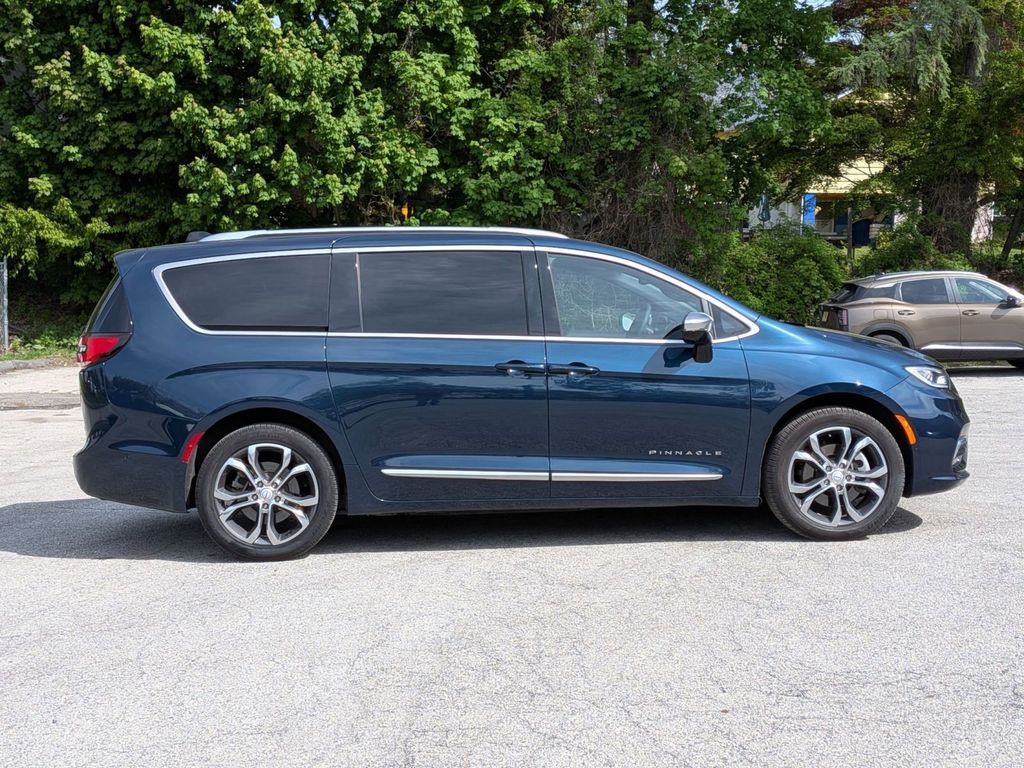Used 2025 Chrysler Pacifica - photo 2