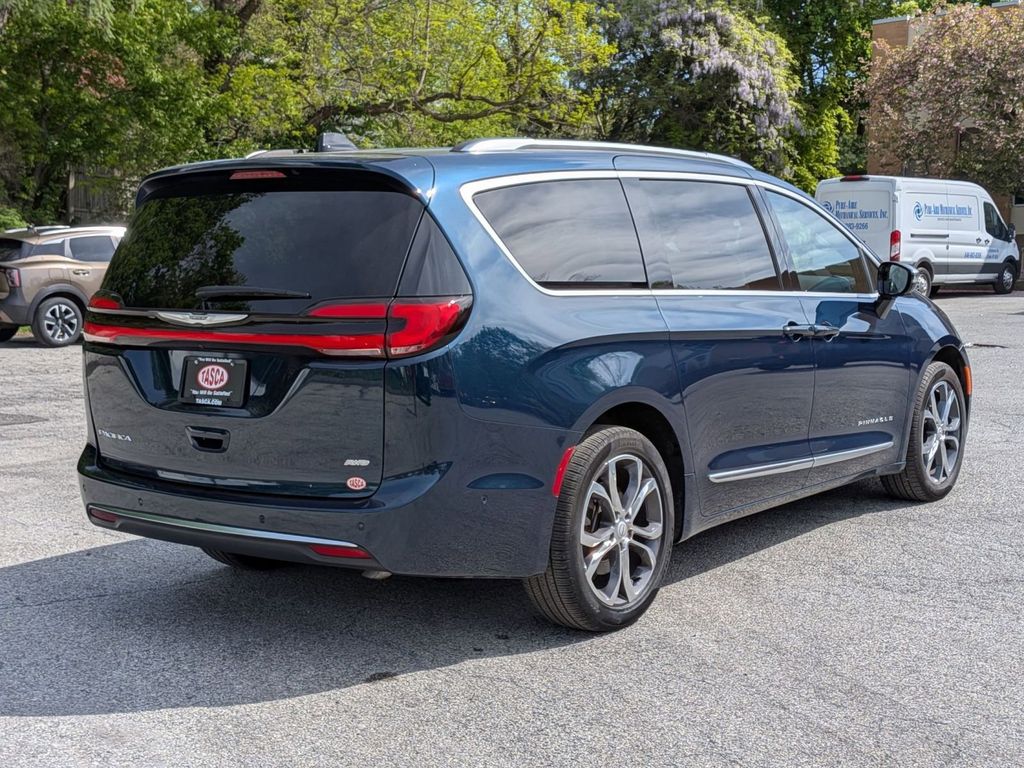 Used 2025 Chrysler Pacifica - photo 5