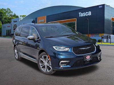 Used 2025 Chrysler Pacifica - photo 1