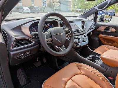 Used 2025 Chrysler Pacifica - photo 2