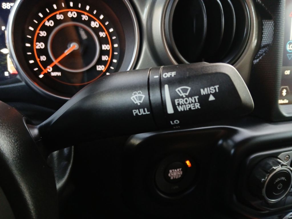 Used 2023 Jeep Gladiator - photo 9