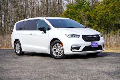Used 2025 Chrysler Pacifica - photo 1
