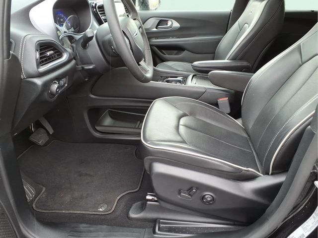 Used 2025 Chrysler Pacifica - photo 22