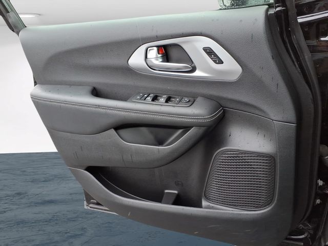 Used 2025 Chrysler Pacifica - photo 31