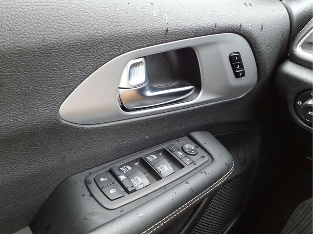 Used 2025 Chrysler Pacifica - photo 32