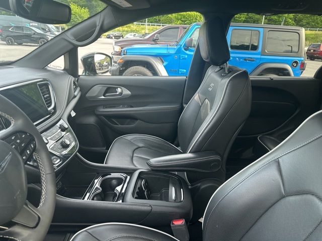 Used 2025 Chrysler Pacifica - photo 34