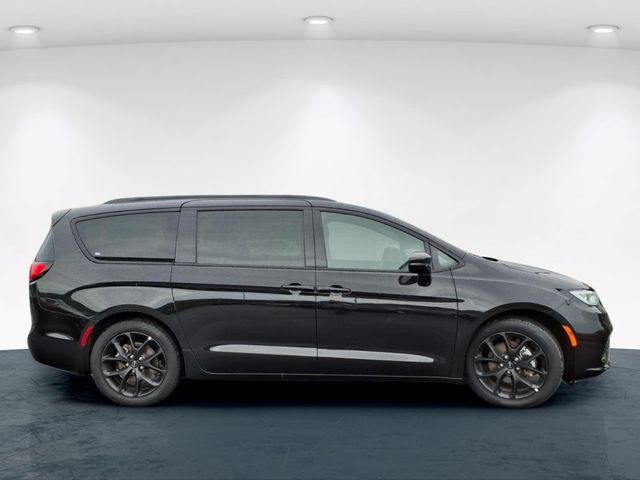 Used 2025 Chrysler Pacifica - photo 9