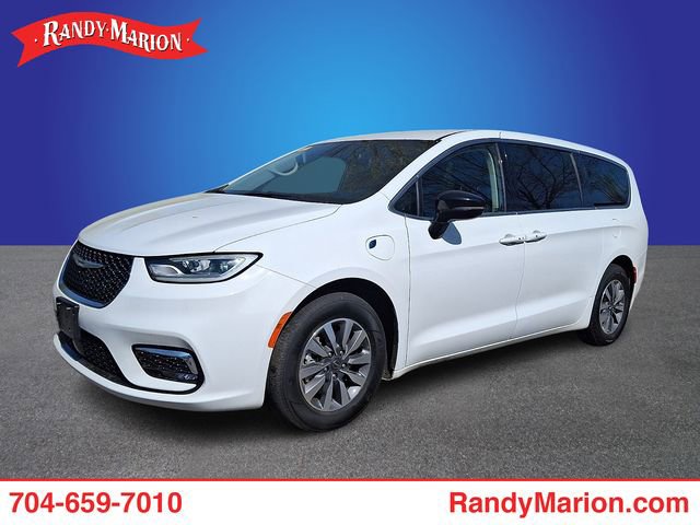 Used 2024 Chrysler Pacifica - photo 1