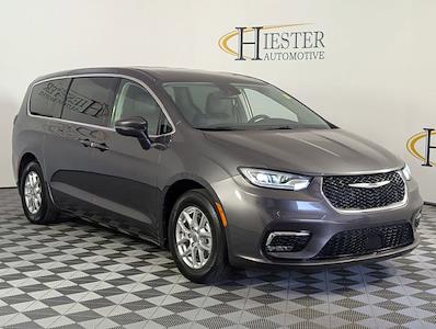 Used 2023 Chrysler Pacifica - photo 1