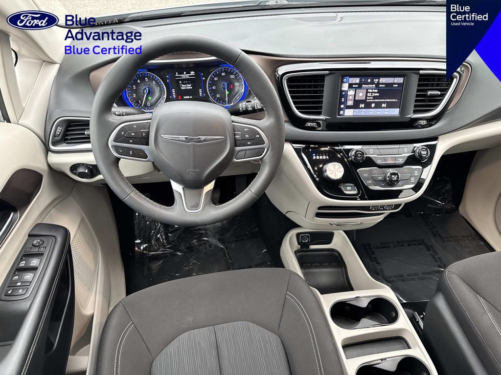 Used 2023 Chrysler Voyager - photo 14