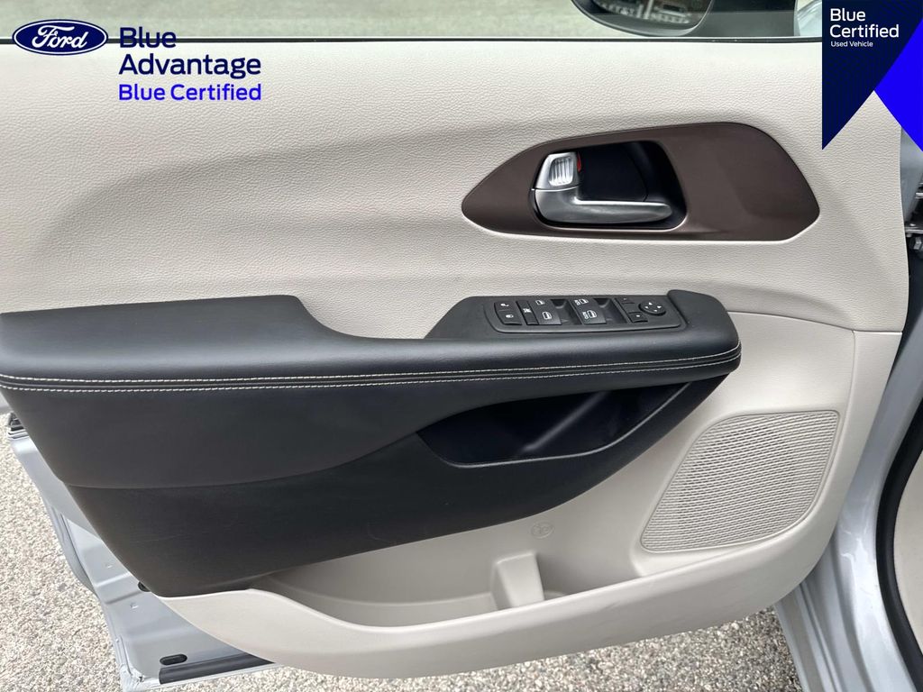 Used 2023 Chrysler Voyager - photo 18