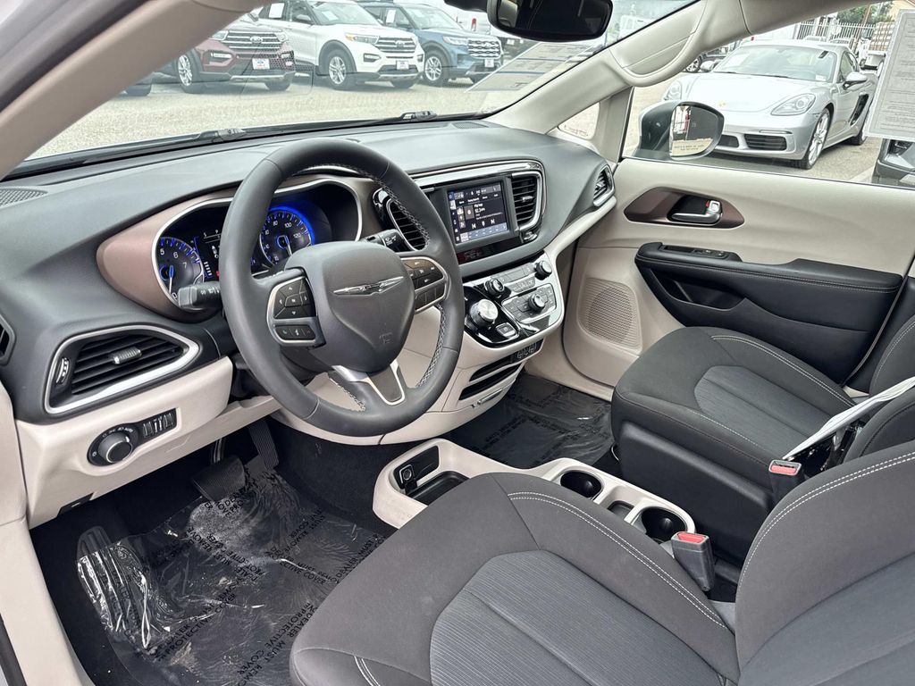 Used 2023 Chrysler Voyager - photo 19