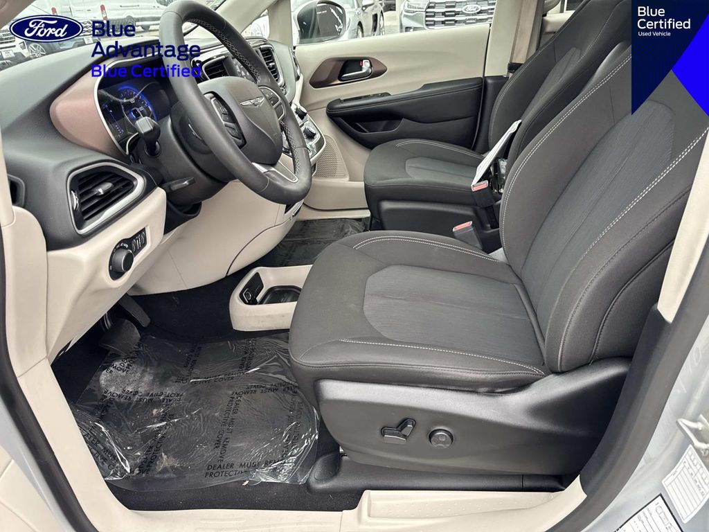 Used 2023 Chrysler Voyager - photo 20