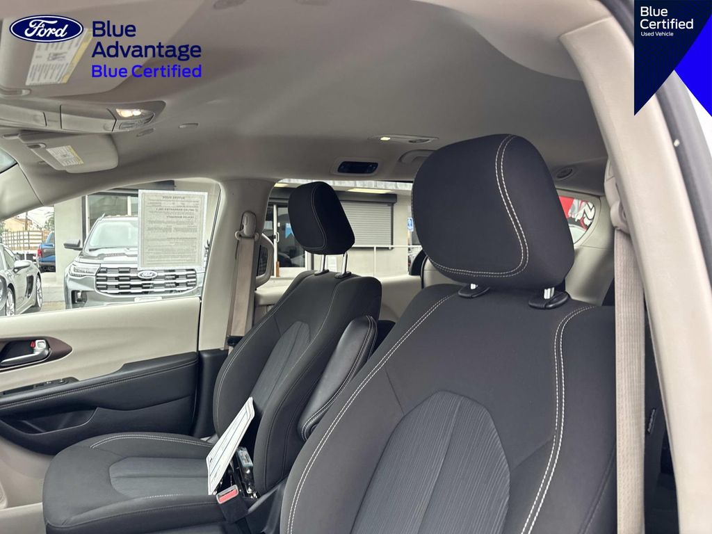 Used 2023 Chrysler Voyager - photo 21