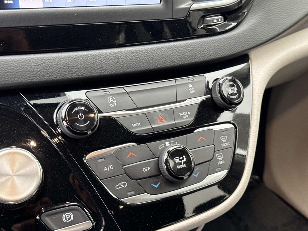 Used 2023 Chrysler Voyager - photo 26