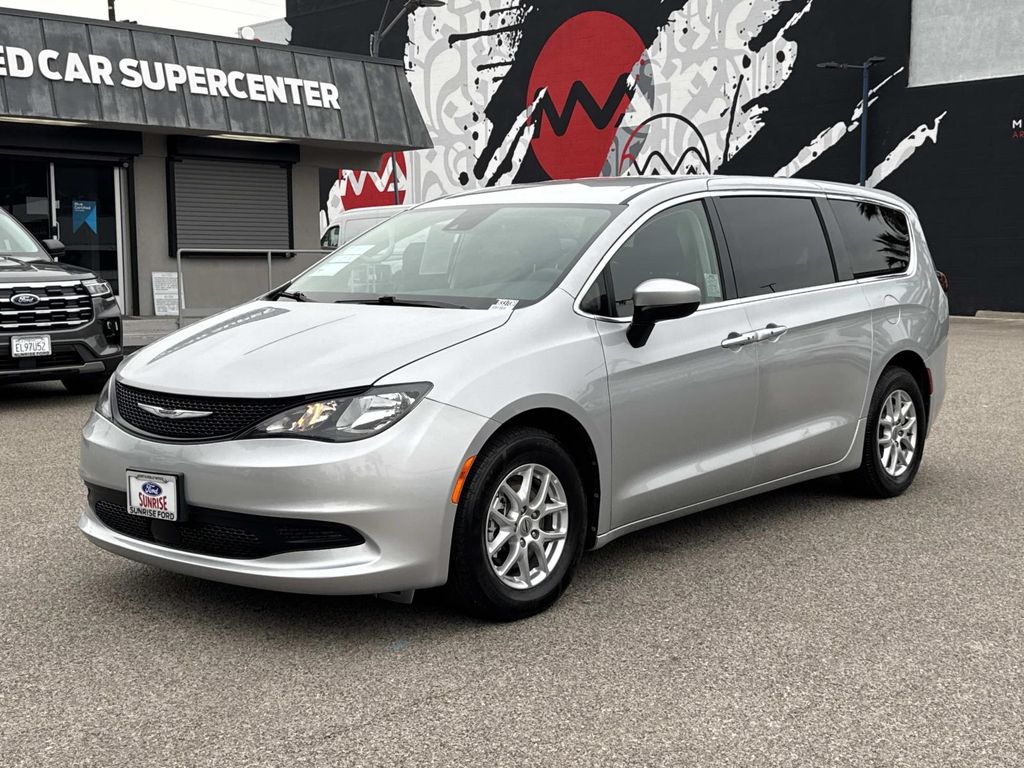 Used 2023 Chrysler Voyager - photo 6