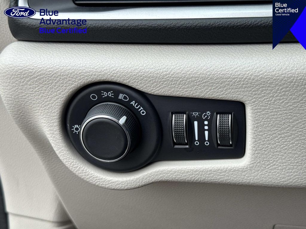 Used 2023 Chrysler Voyager - photo 33
