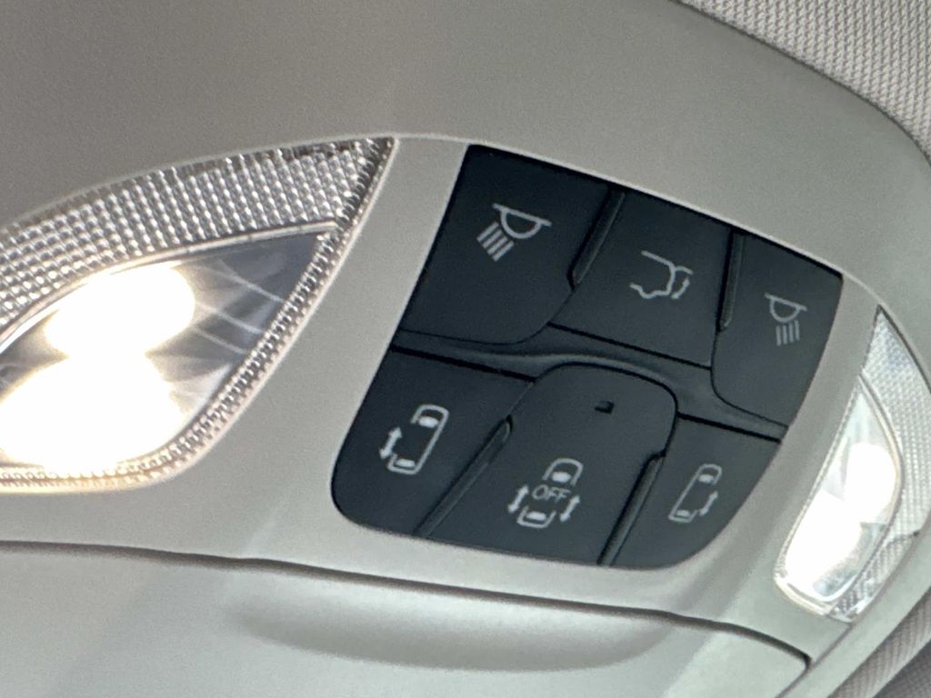 Used 2023 Chrysler Voyager - photo 34