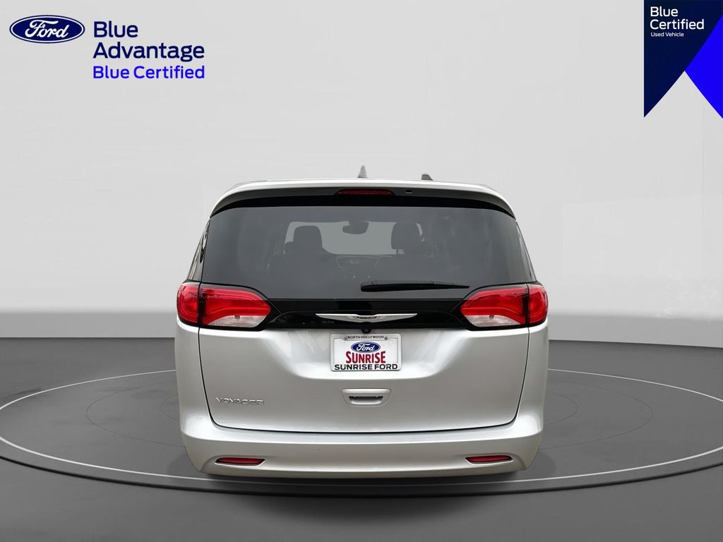Used 2023 Chrysler Voyager - photo 5