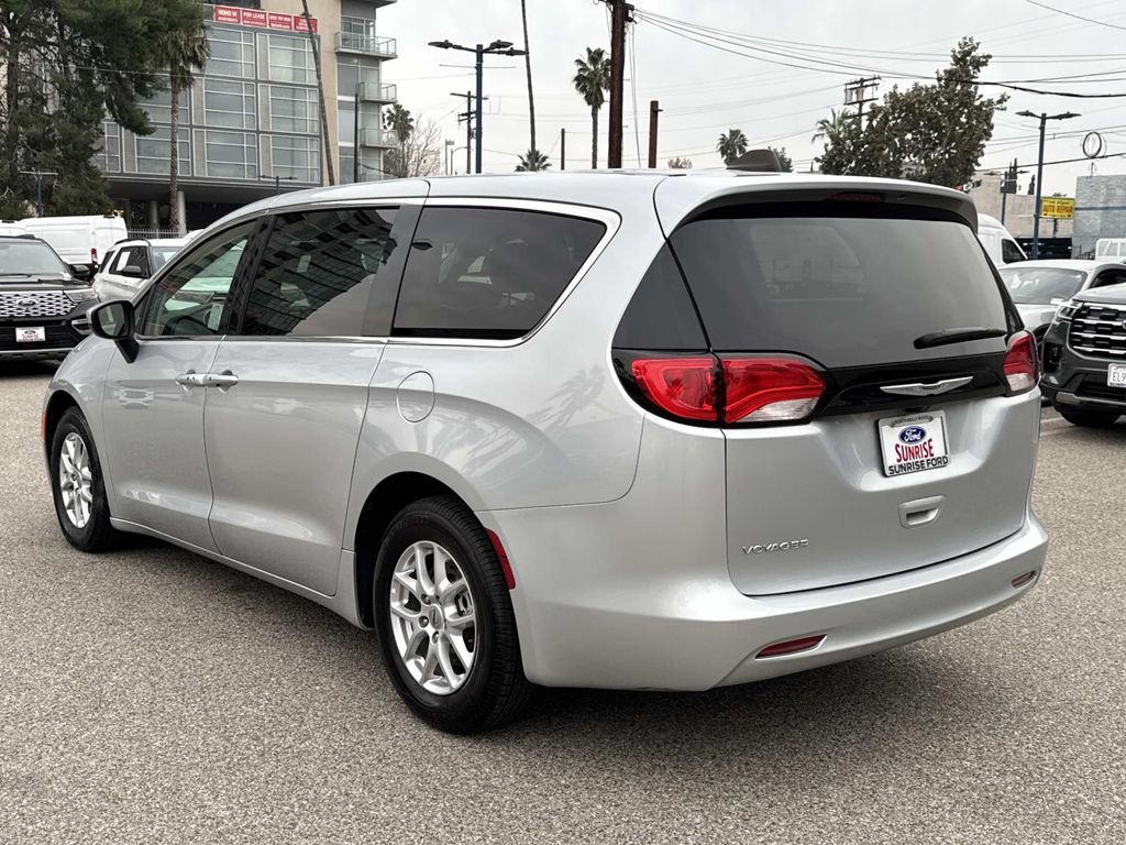 Used 2023 Chrysler Voyager - photo 2