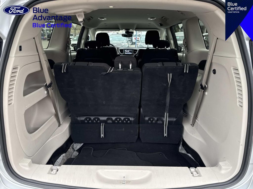 Used 2023 Chrysler Voyager - photo 10
