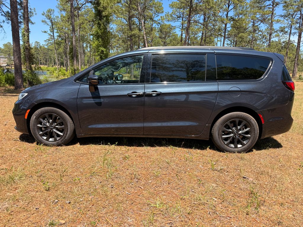 Used 2021 Chrysler Pacifica - photo 2
