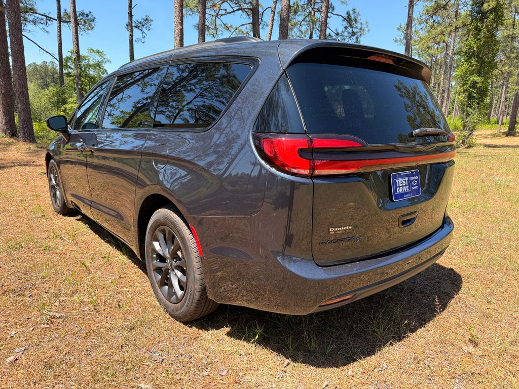 Used 2021 Chrysler Pacifica - photo 5