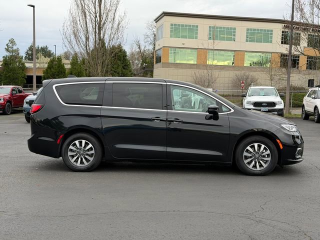 Used 2024 Chrysler Pacifica - photo 2
