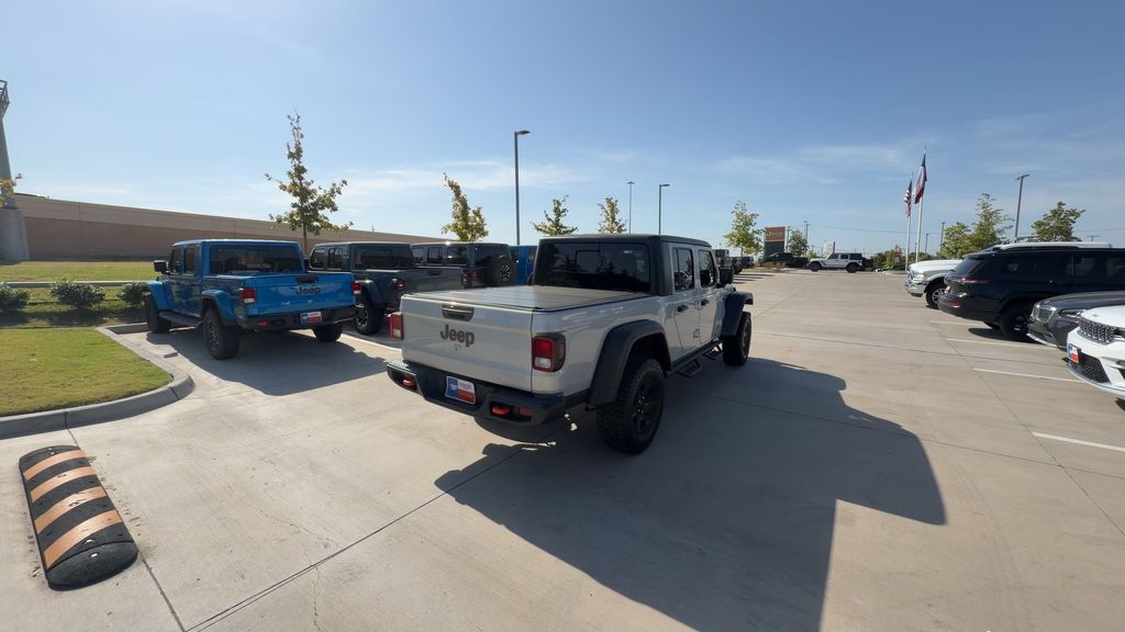 Used 2023 Jeep Gladiator - photo 2