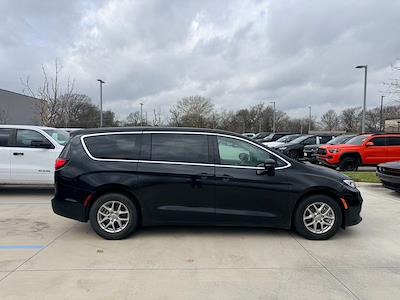 Used 2023 Chrysler Pacifica - photo 1