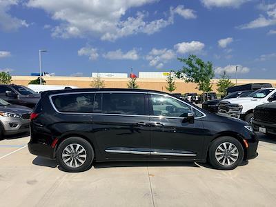 Used 2023 Chrysler Pacifica - photo 1