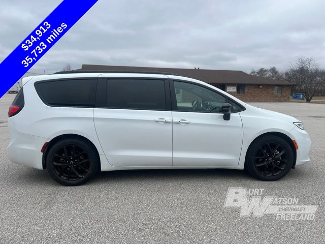 Used 2025 Chrysler Pacifica - photo 8