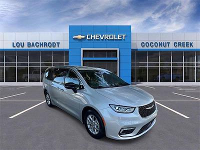 Used 2024 Chrysler Pacifica - photo 1