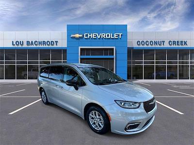 Used 2024 Chrysler Pacifica - photo 1