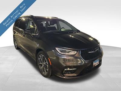 Used 2022 Chrysler Pacifica Touring L Minivan for sale #Q11712A - photo 1