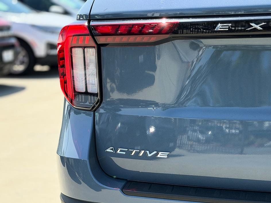 Used 2025 Ford Explorer - photo 18