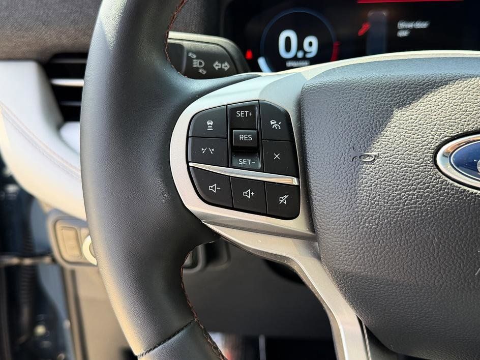 Used 2025 Ford Explorer - photo 32