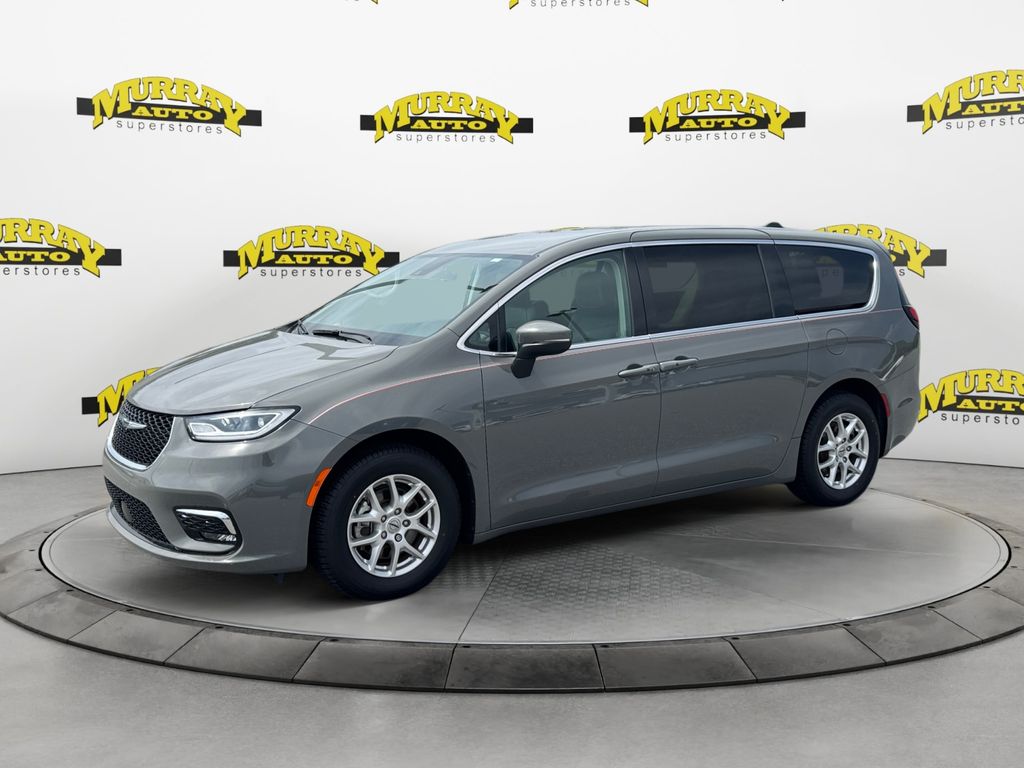 Used 2023 Chrysler Pacifica - photo 1