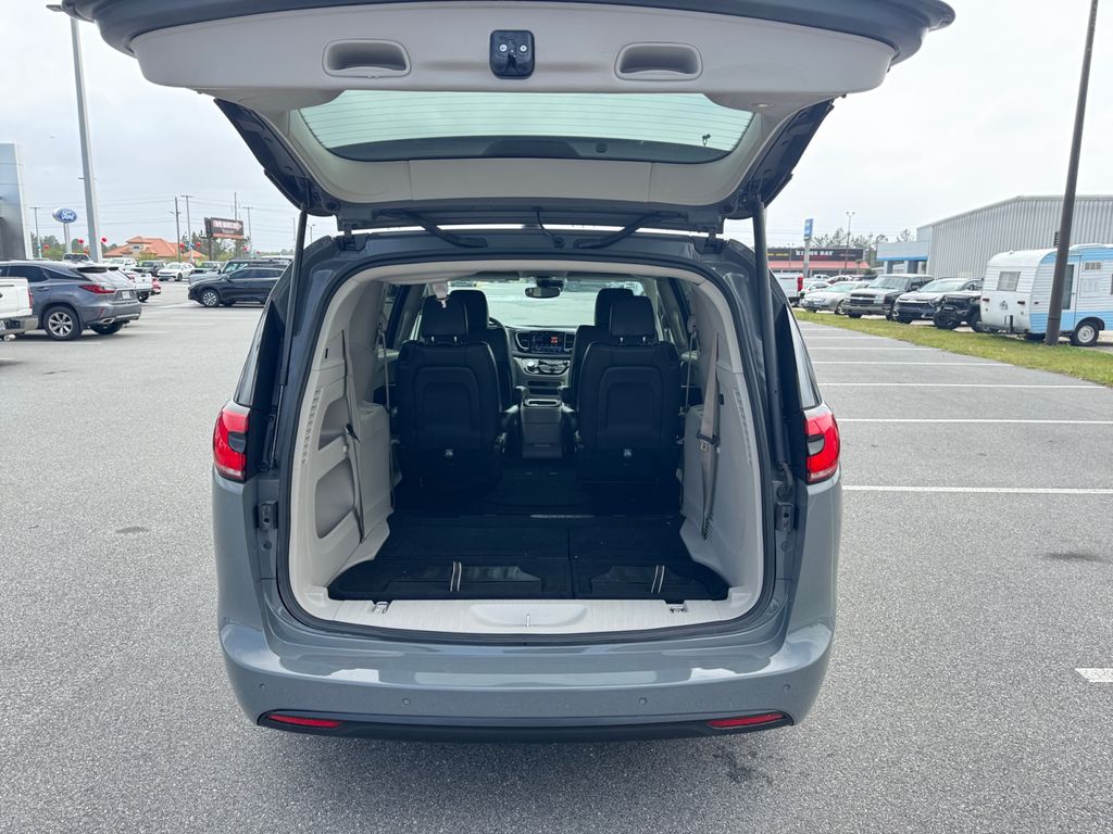 Used 2023 Chrysler Pacifica - photo 19