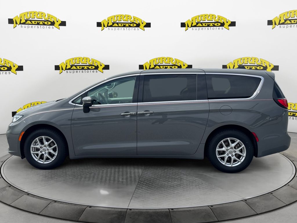 Used 2023 Chrysler Pacifica - photo 2