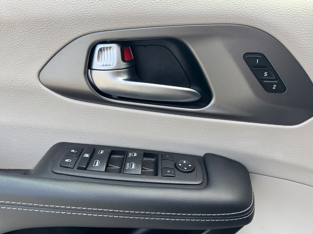 Used 2023 Chrysler Pacifica - photo 22