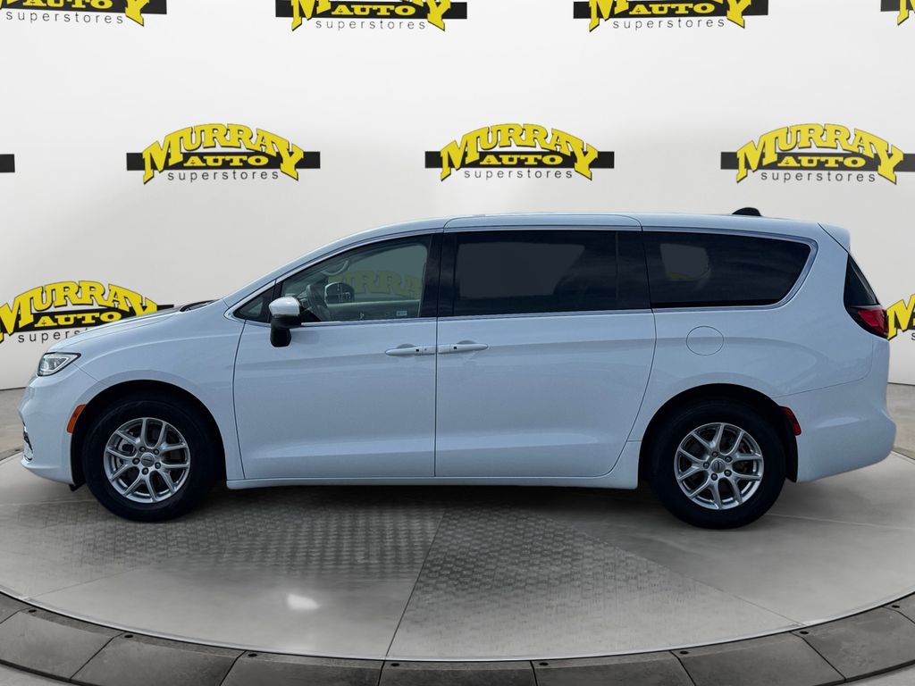 Used 2023 Chrysler Pacifica - photo 1
